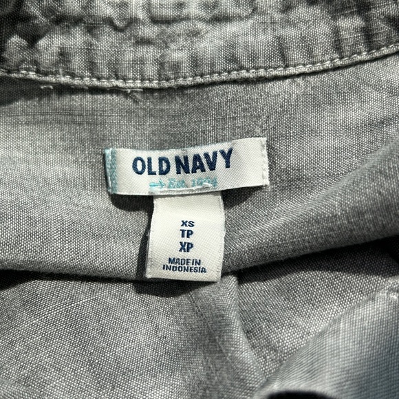 ✨3 for $18✨ Women’s Gray Denim Button Down Shirt - Picture 6 of 7